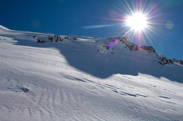 Strahlender Sonnenschein auf dem Weg zum Elbrussattel